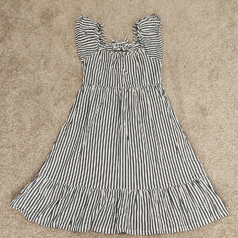 Girls Old Navy Size Medium Striped Gray and White Dress